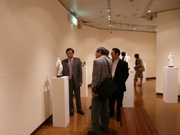 館長吳祖勝陪同來賓一同欣賞展場內之作品